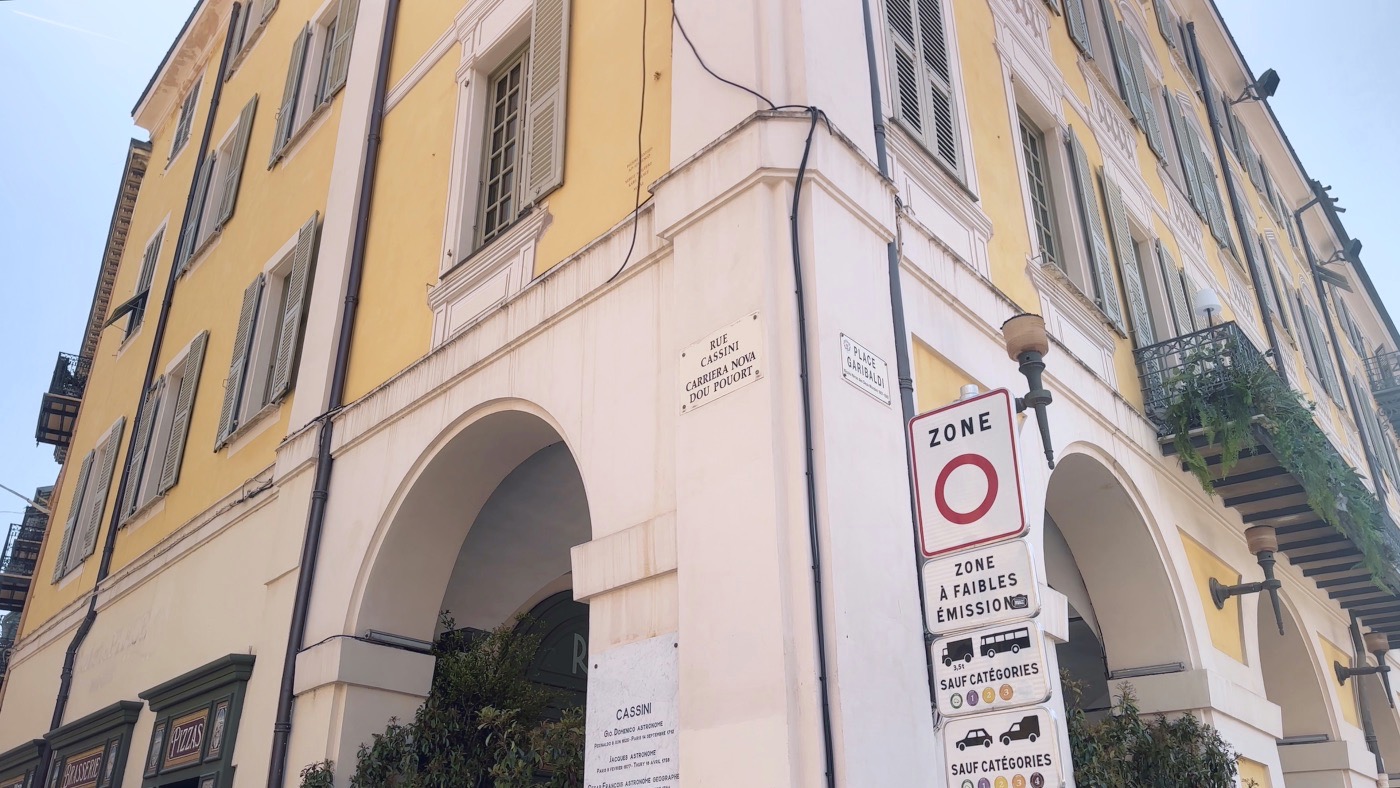 A street-corner sign in Nice old town showing the street name in both French and Italian